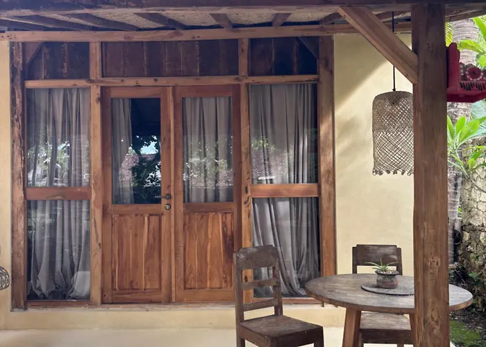 The Yellow Door Retreat ゲストハウス Polilit